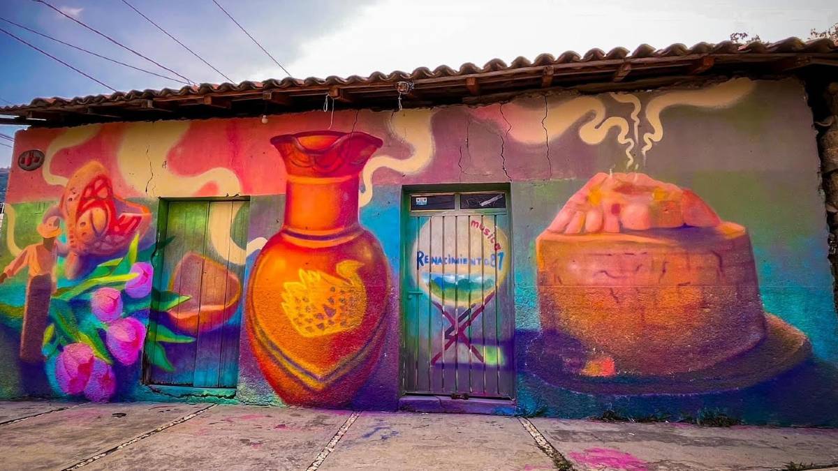 Murales en las calles muestran el folclor de Tecomatepec