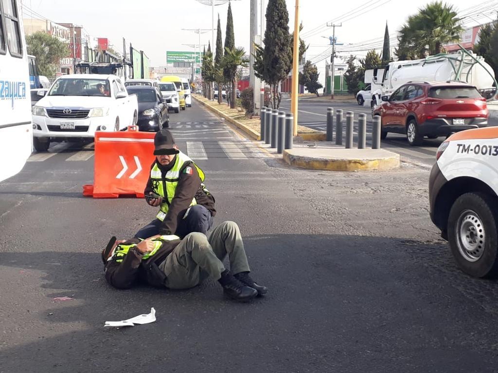 (VIDEO) Policía de Tecámac sale volando tras impacto de un motociclista