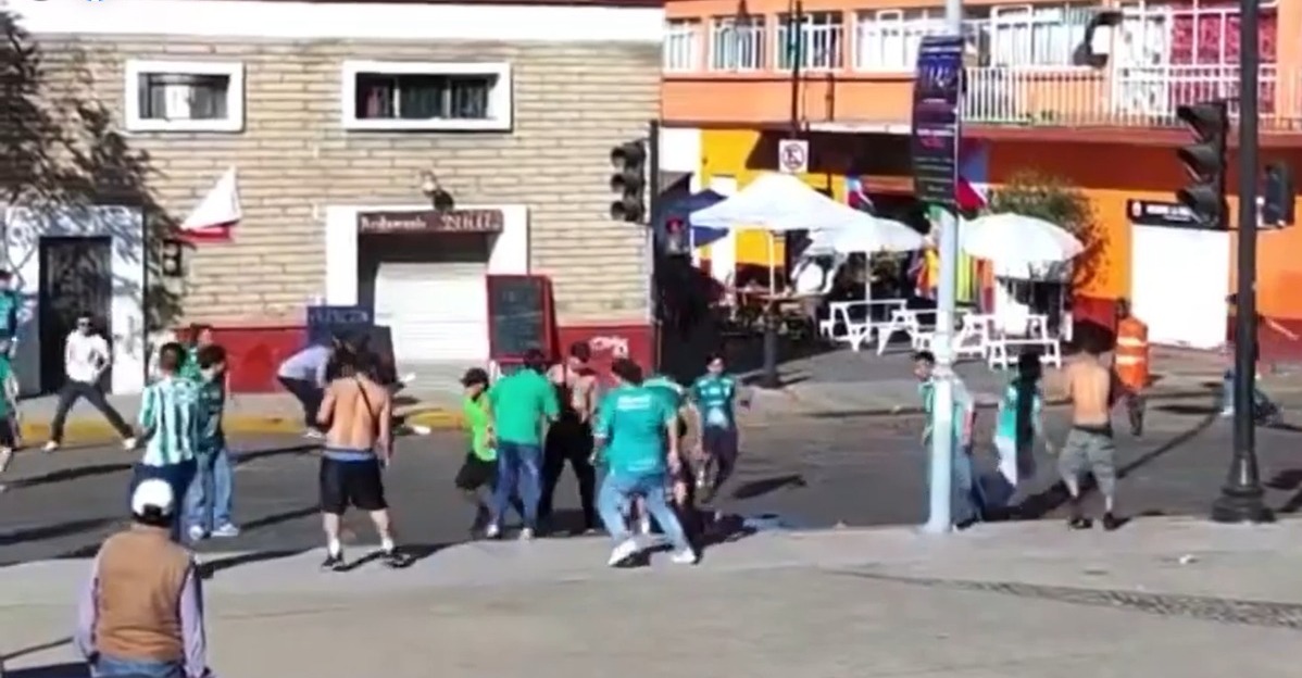 (VIDEO)  Aficionados de Toluca y León protagonizaron riña de golpes en Metepec