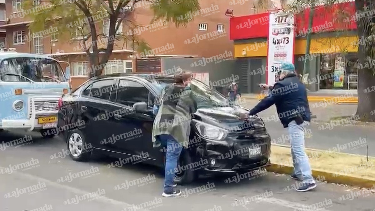 (VIDEO) Sujeto intenta robar un auto en Toluca pero se lo impiden