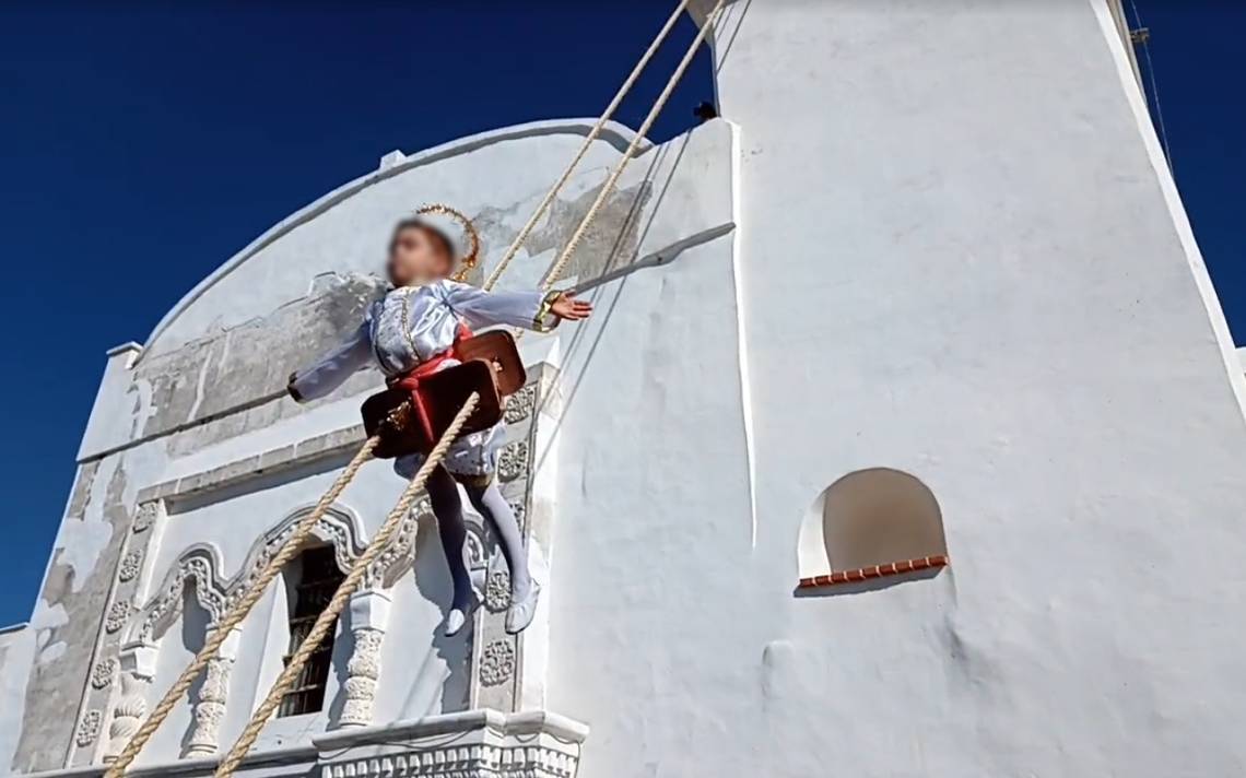 (VIDEO) Tradicional “Descenso del Ángel” en Puebla pone en riesgo la vida de un menor