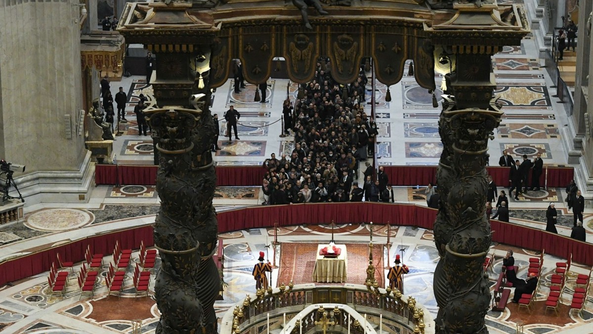 Miles de feligreses se despiden de Benedicto XVI