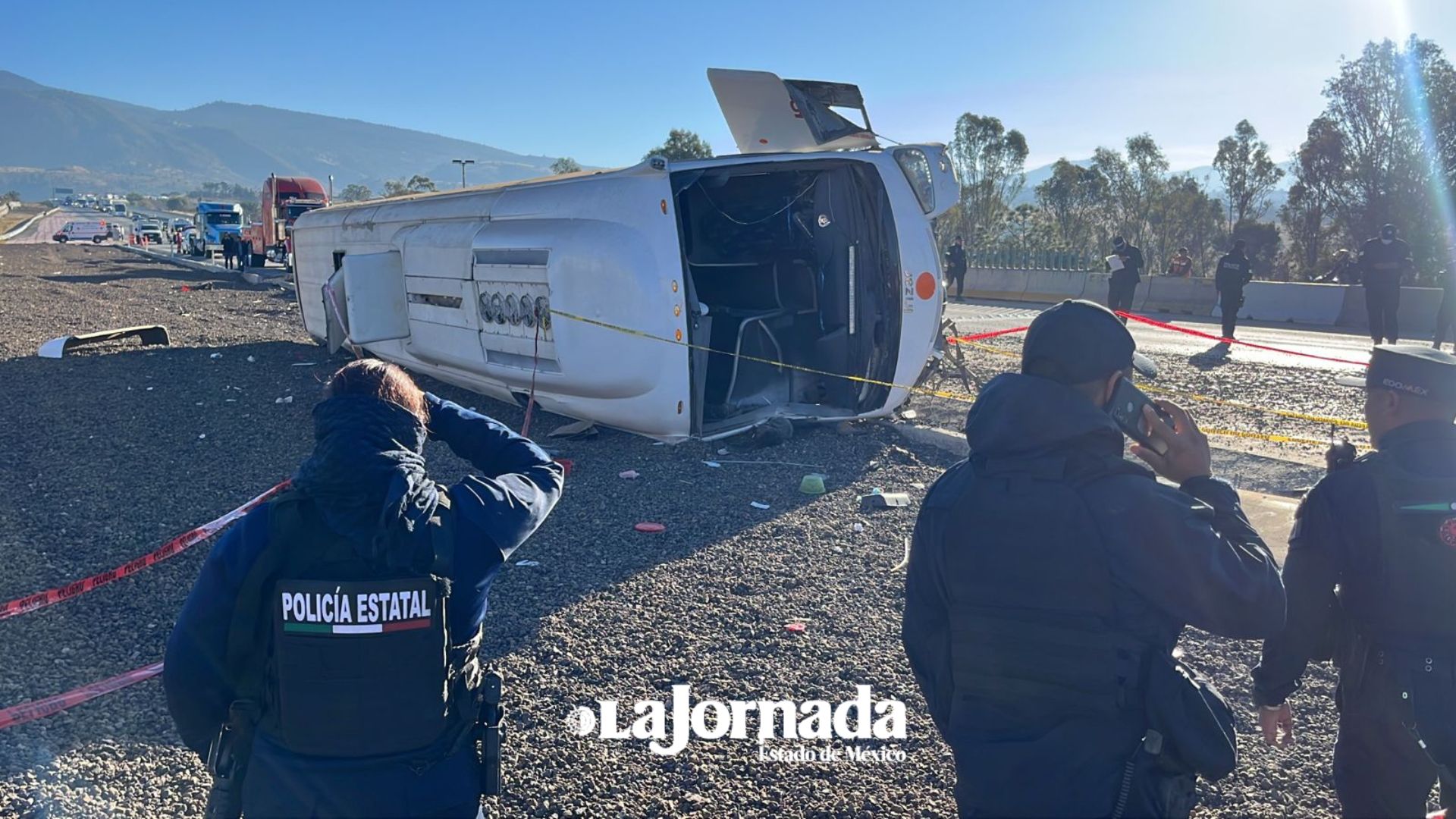 VIDEO | Volcadura de camión con peregrinos en la México-Puebla deja 3 muertos y 21 heridos