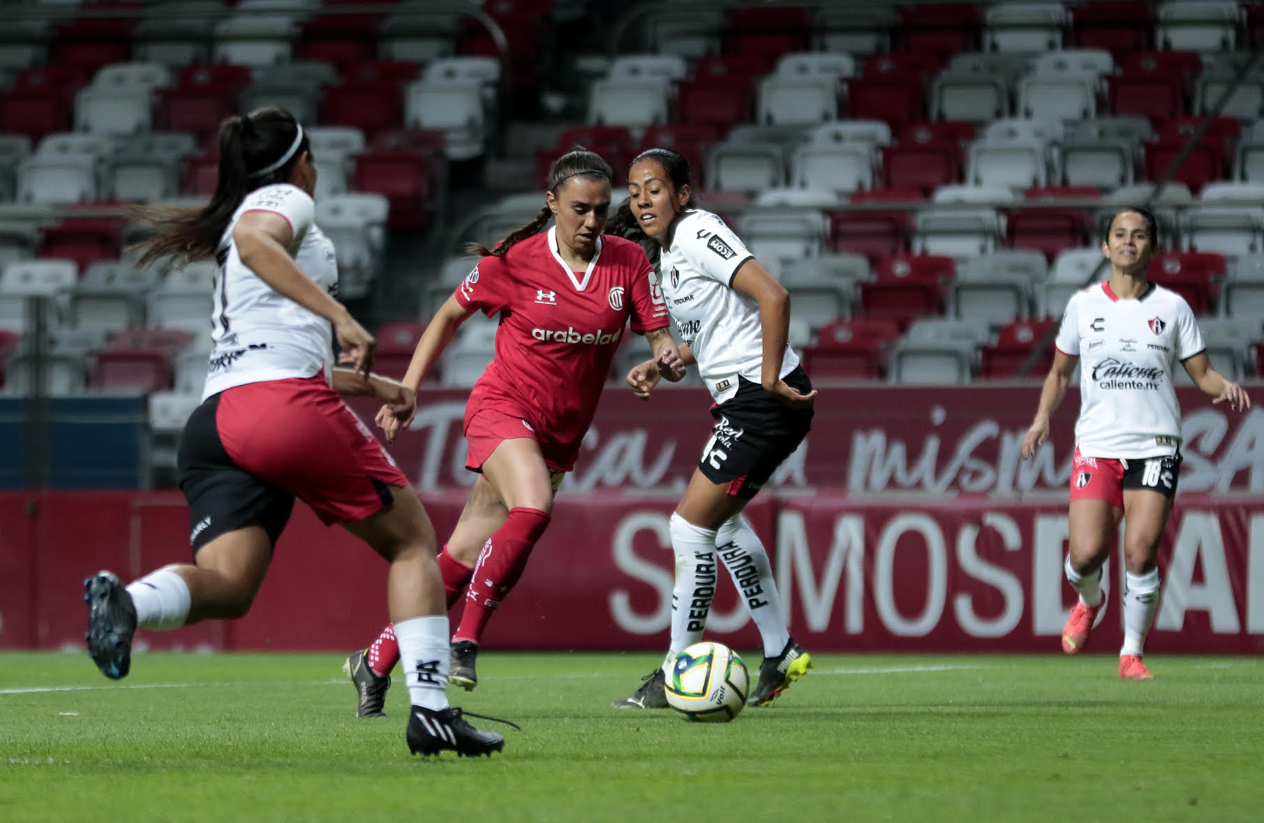 Noche de goles en el Nemesio Diez, caen Diablas 3-4