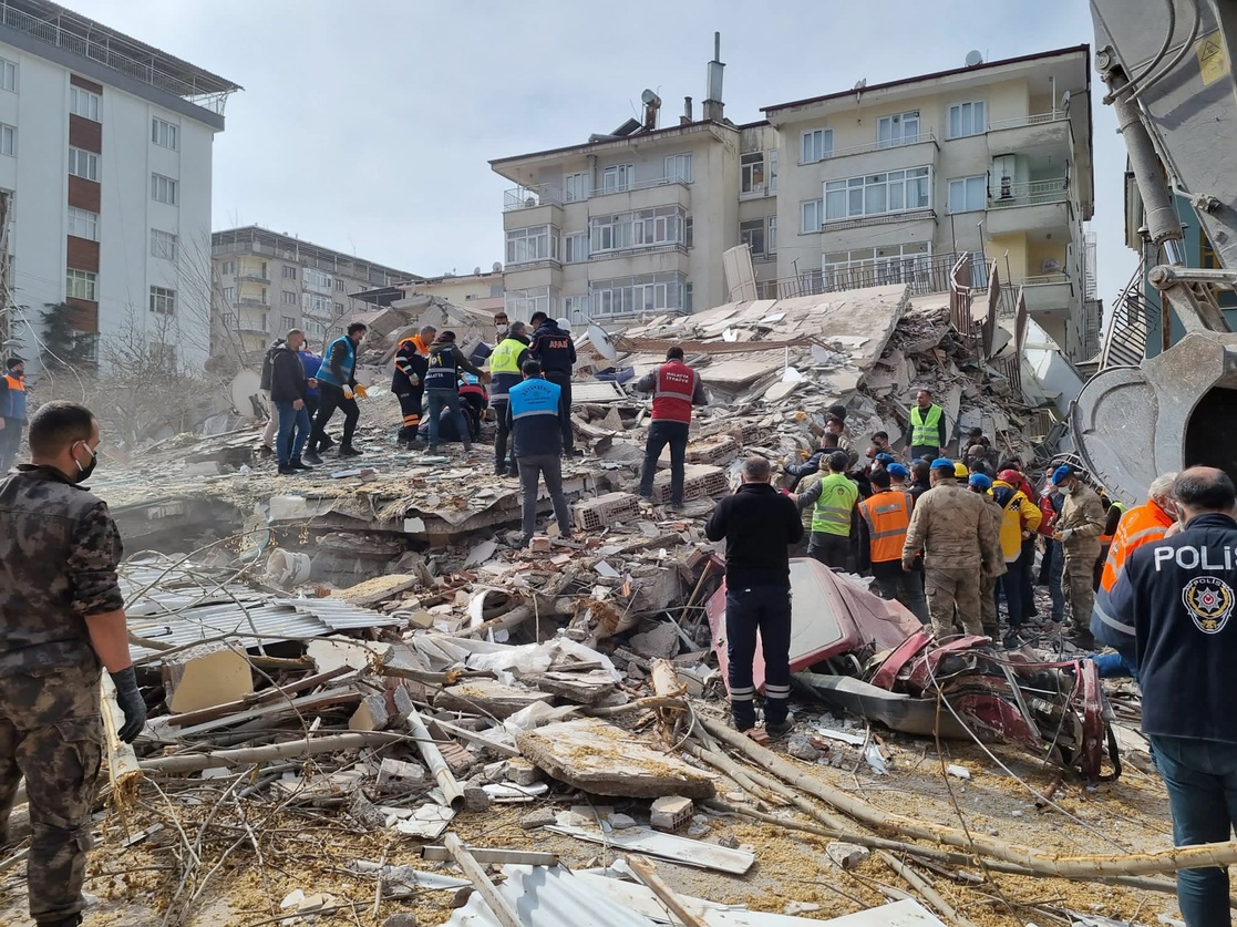 Sismo de 5.6 derriba más construcciones en Turquía: 1 muerto