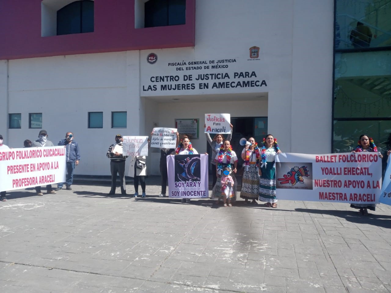 Profesores defienden a maestra acusada de pederastia en Valle de Chalco