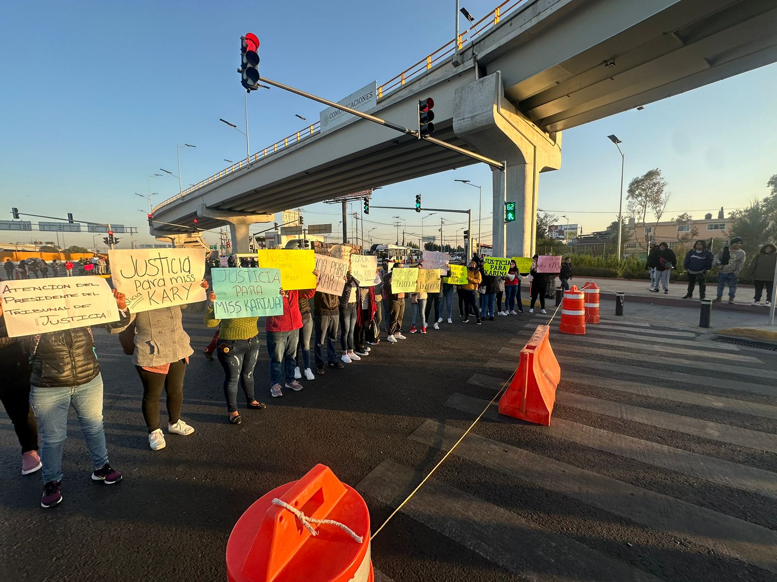 Bloquean vía Morelos en Ecatepec, manifestantes piden se libere a una maestra acusada de abuso