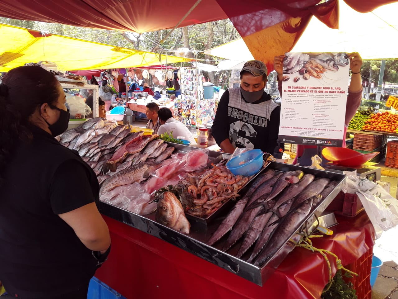 Comerciantes de pescados y mariscos son capacitados para prevenir enfermedades