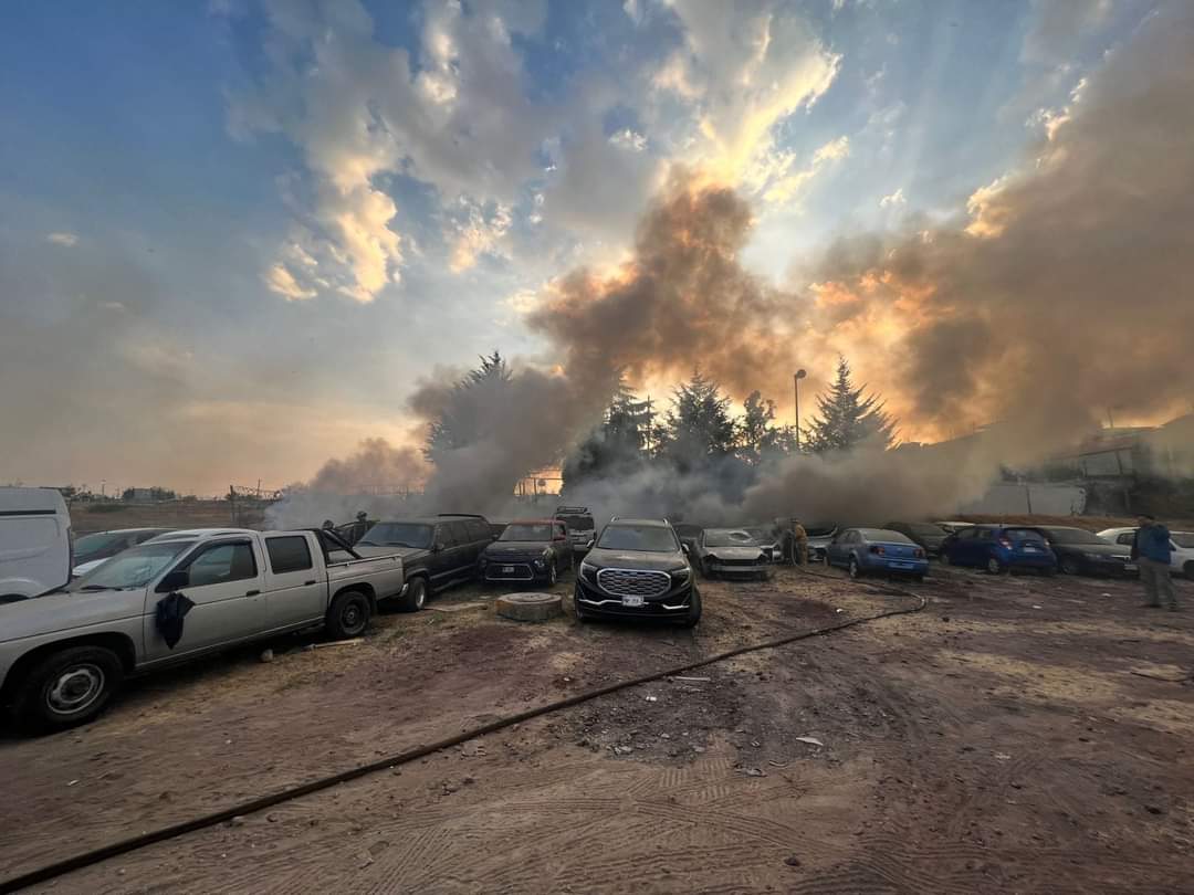 Corralón de autos en Atizapán arde en llamas