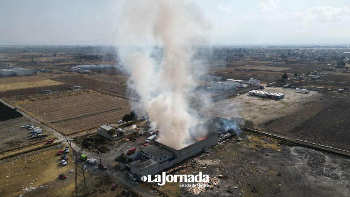 Quema de un pastizal se sale de control e incendia un predio de desechos industriales en Toluca