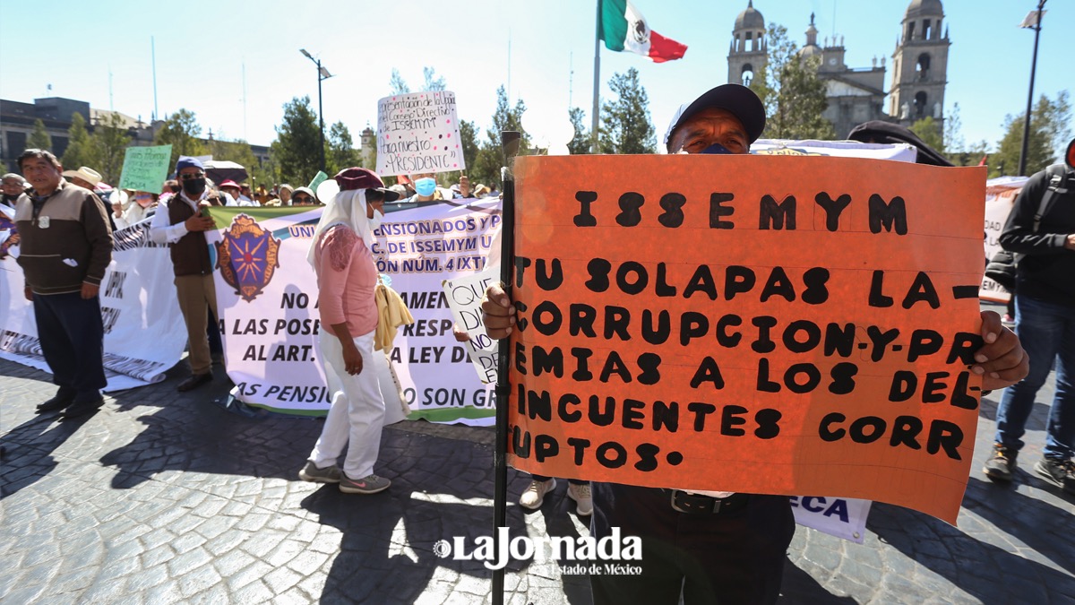 (VIDEO) Pensionados del ISSEMyM se manifiestan frente a Palacio de Gobierno