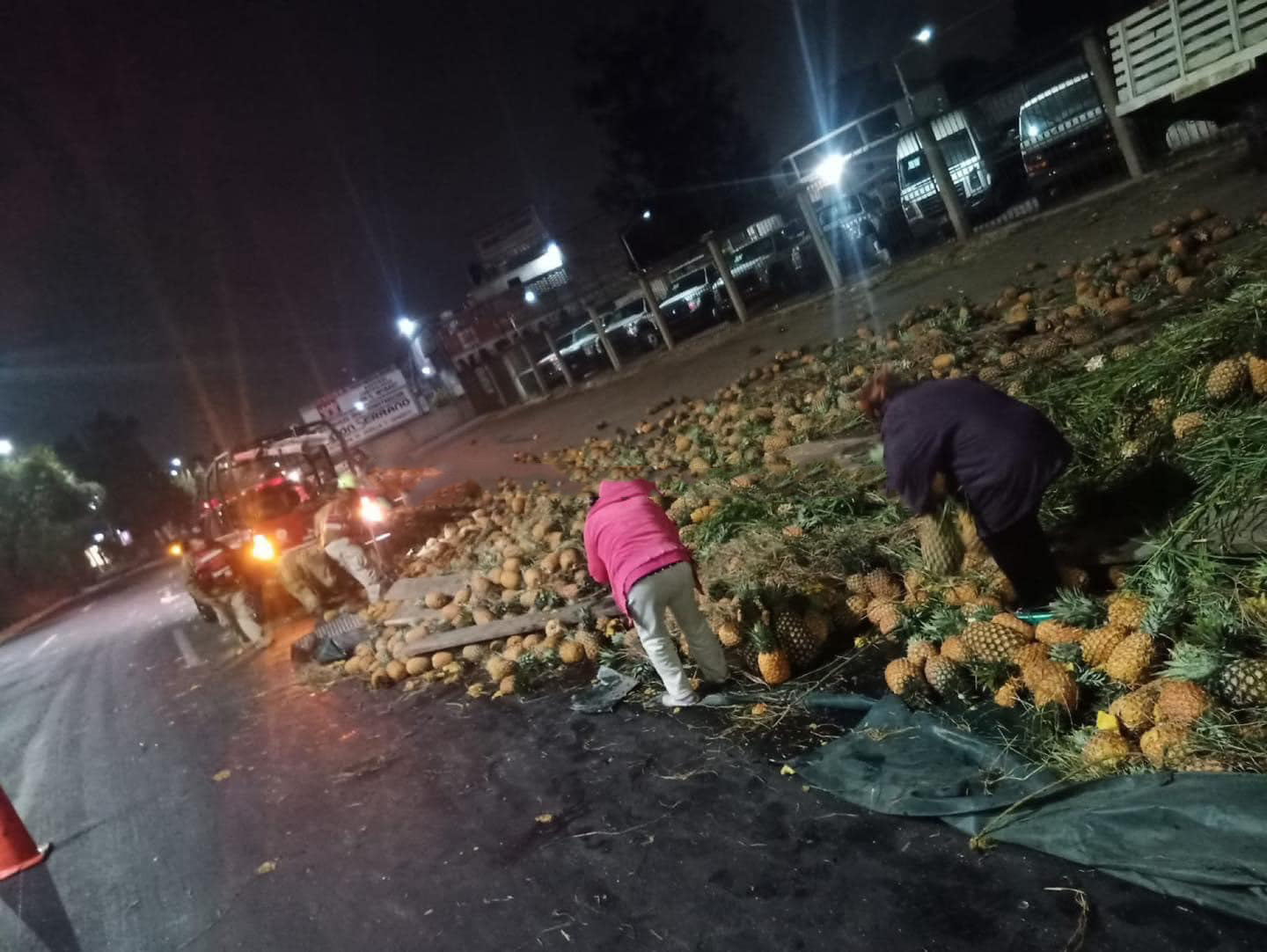 Volcadura de trailer con cargamento de piñas origina rapiña en la carretera Texcoco-Lechería