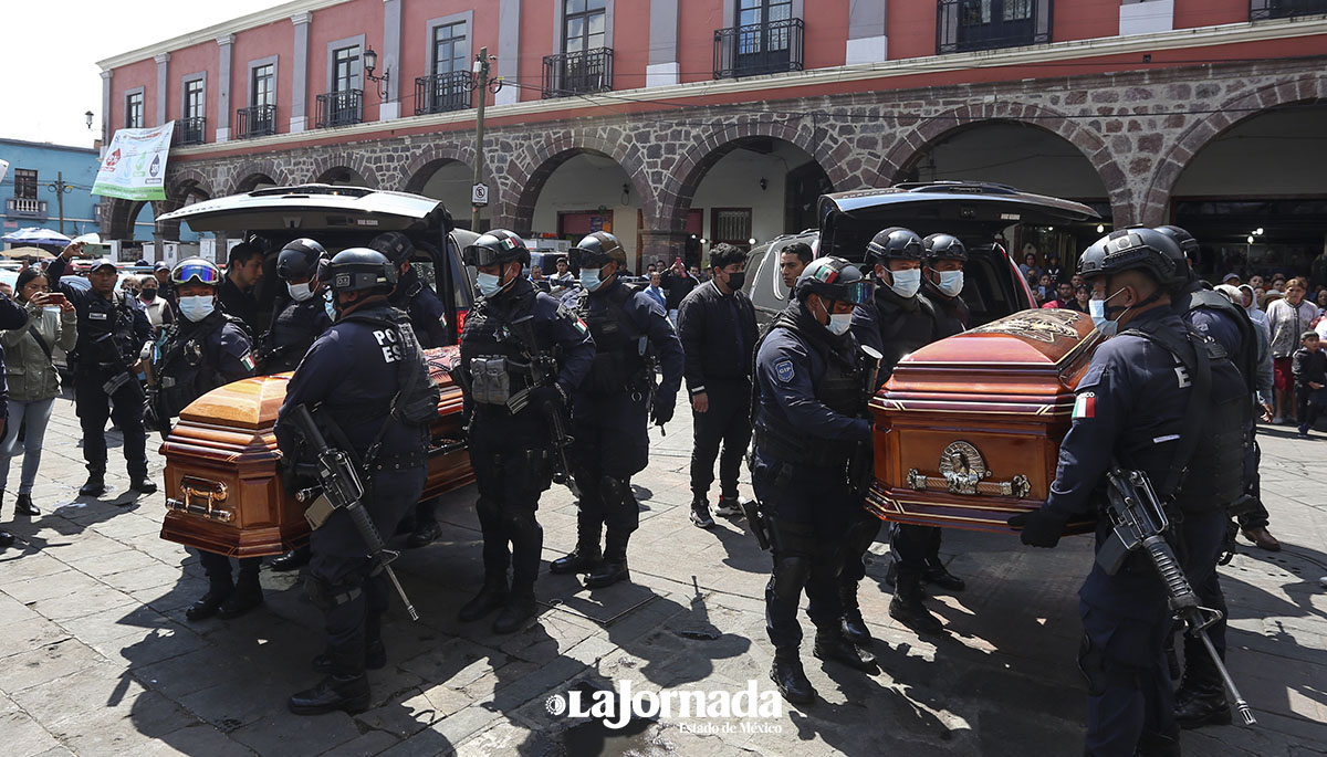 Homenajean a los comandantes de la Policía en la explanada de Tenango