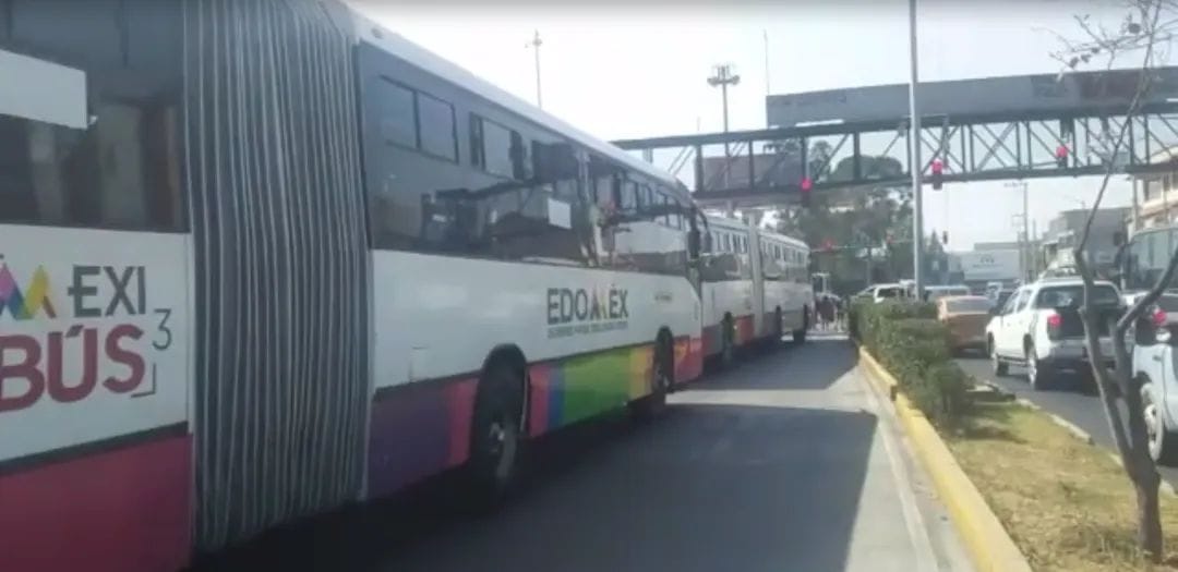 Bloqueo frente a ODAPAS Chimalhuacán provoca retraso de mexibus