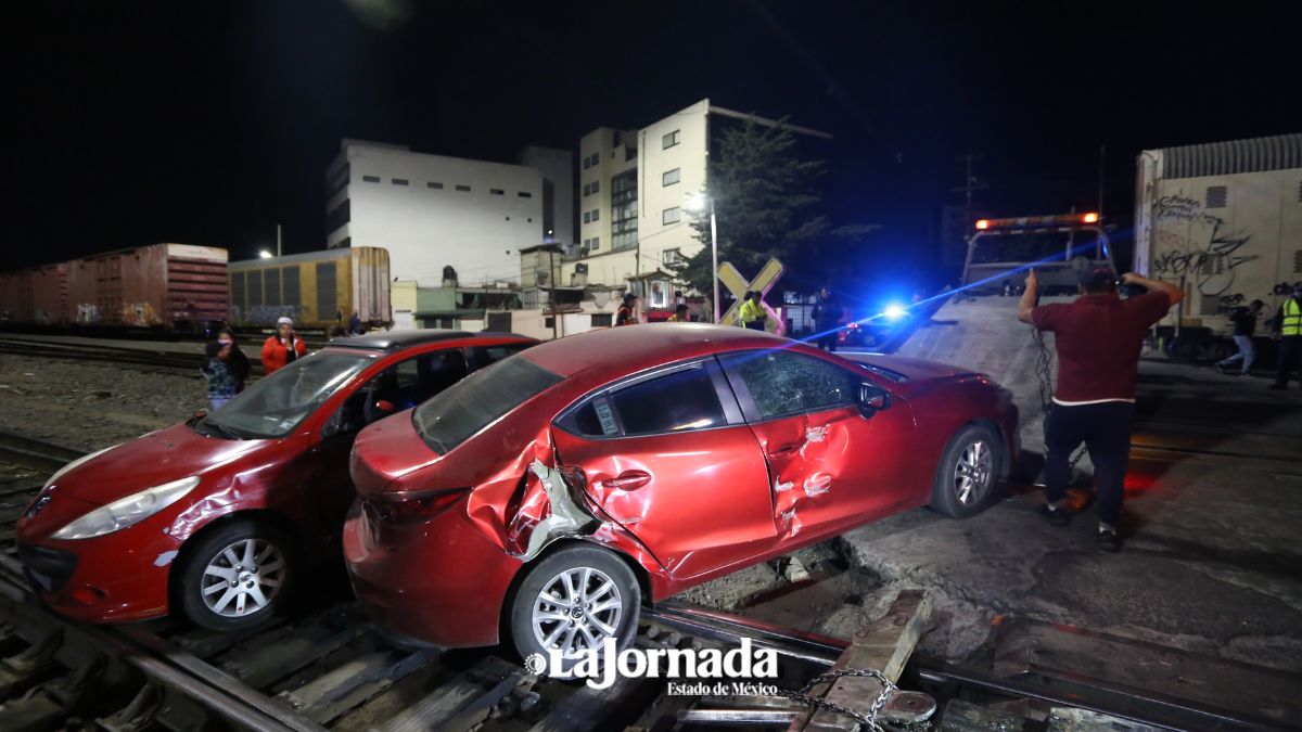 Video: Tren impacta dos vehículos en Toluca