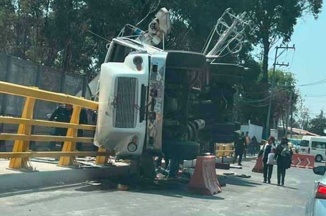 Volcadura de grúa en la México-Toluca