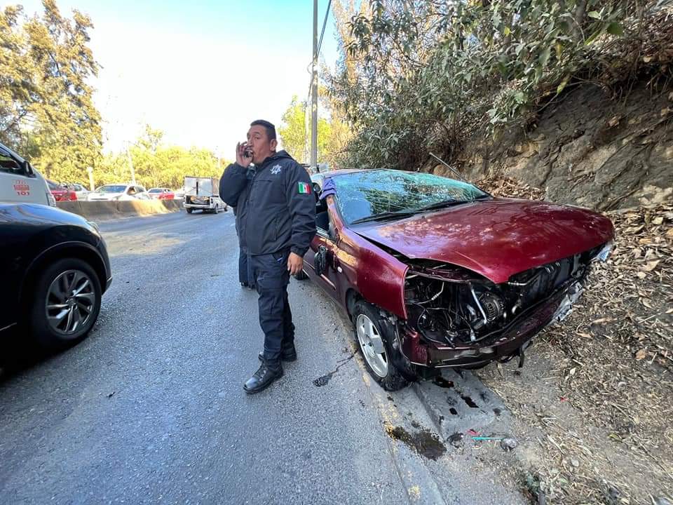 Vehículo volcó por exceso de velocidad en carretera Atizapán-Nicolas Romero