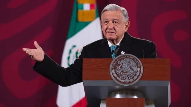 AMLO pide a mujeres manifestantes que no sean violentas