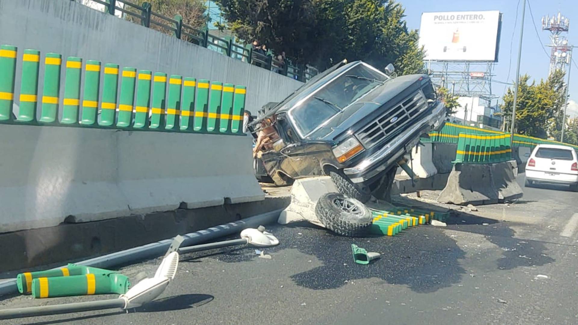 Camión se estampa contra muro en Tollocan