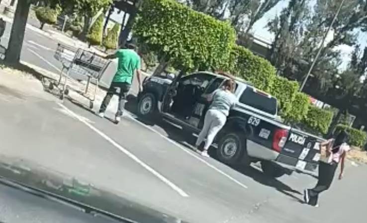 Video: Exhiben a policías en Valle de Chalco