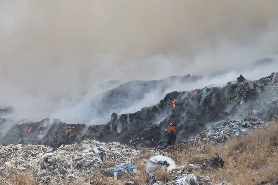 Habitantes sufren contaminación del incendio de tiradero de Tepotzotlán