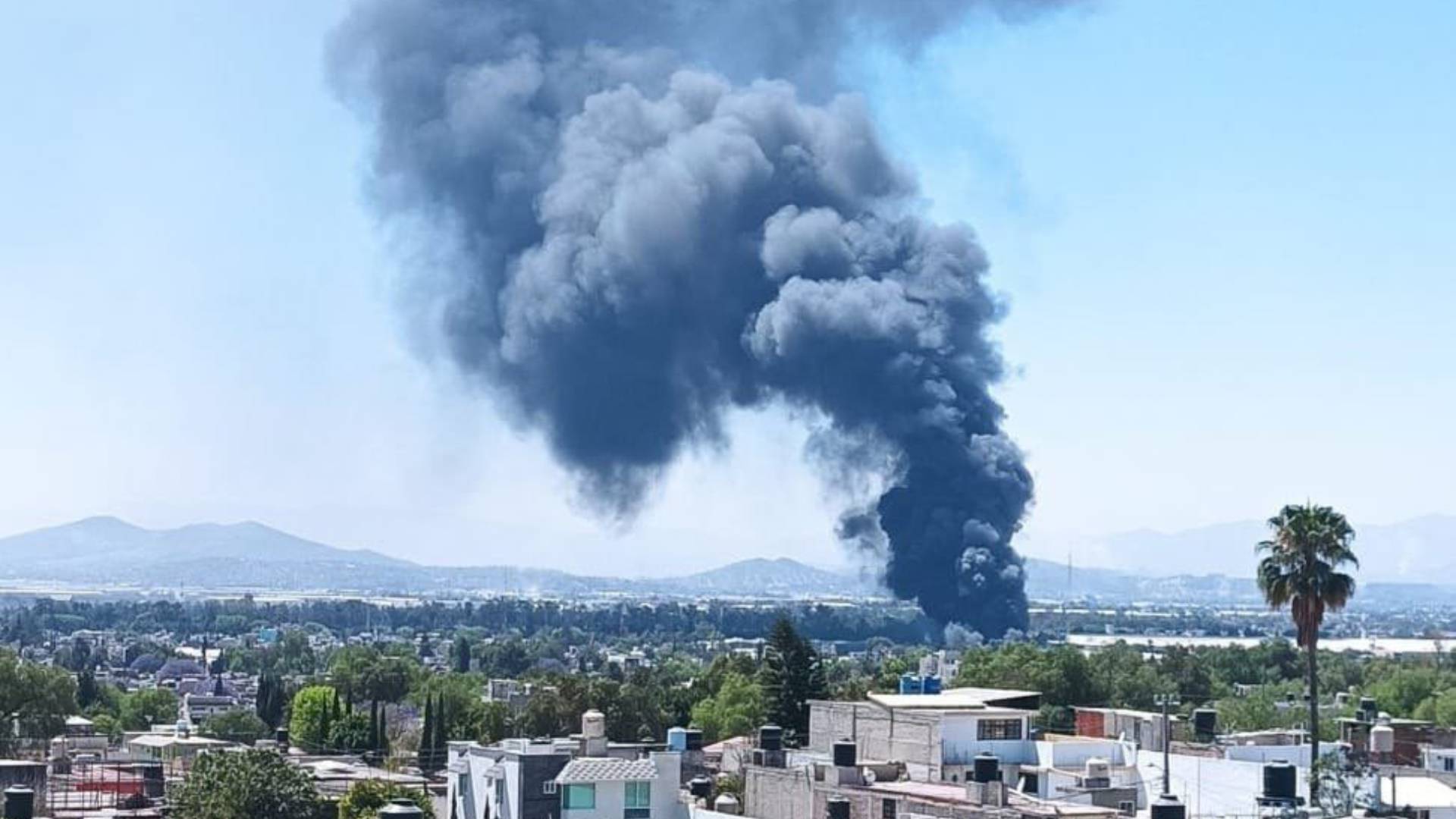 Video: Reportan incendio de llantas en Tultepec