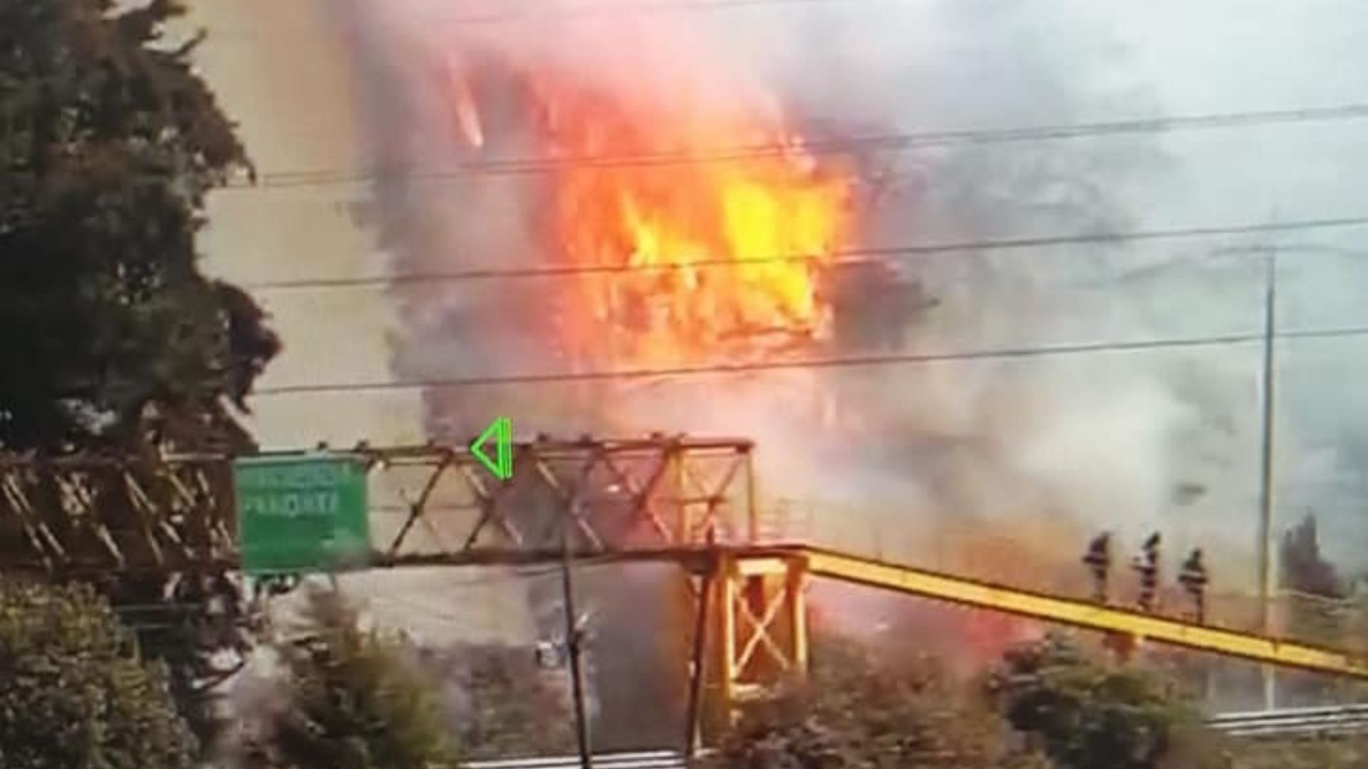 Incendio en Amecameca pone en riesgo a comunidad