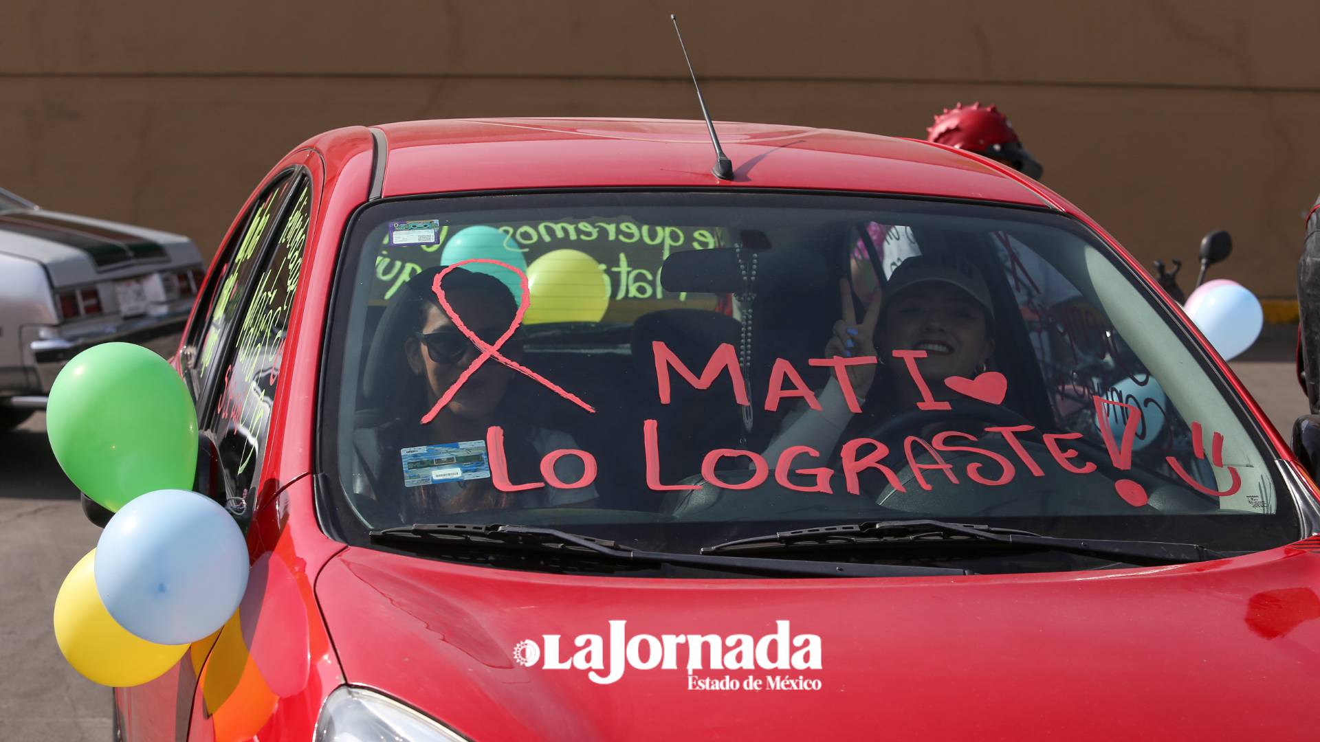 Matías vence el cáncer en los huesos y celebra en las calles de Toluca