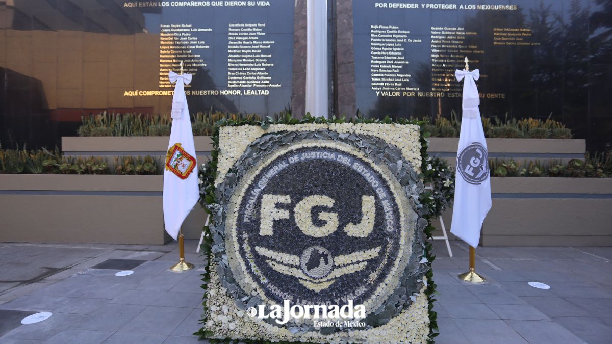 Nombre de cinco policías son escritos en el muro de honor de la FGJEM