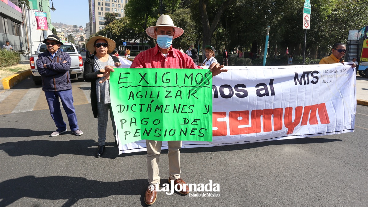 Video: Pensionados del Issemym bloquean calles de Toluca