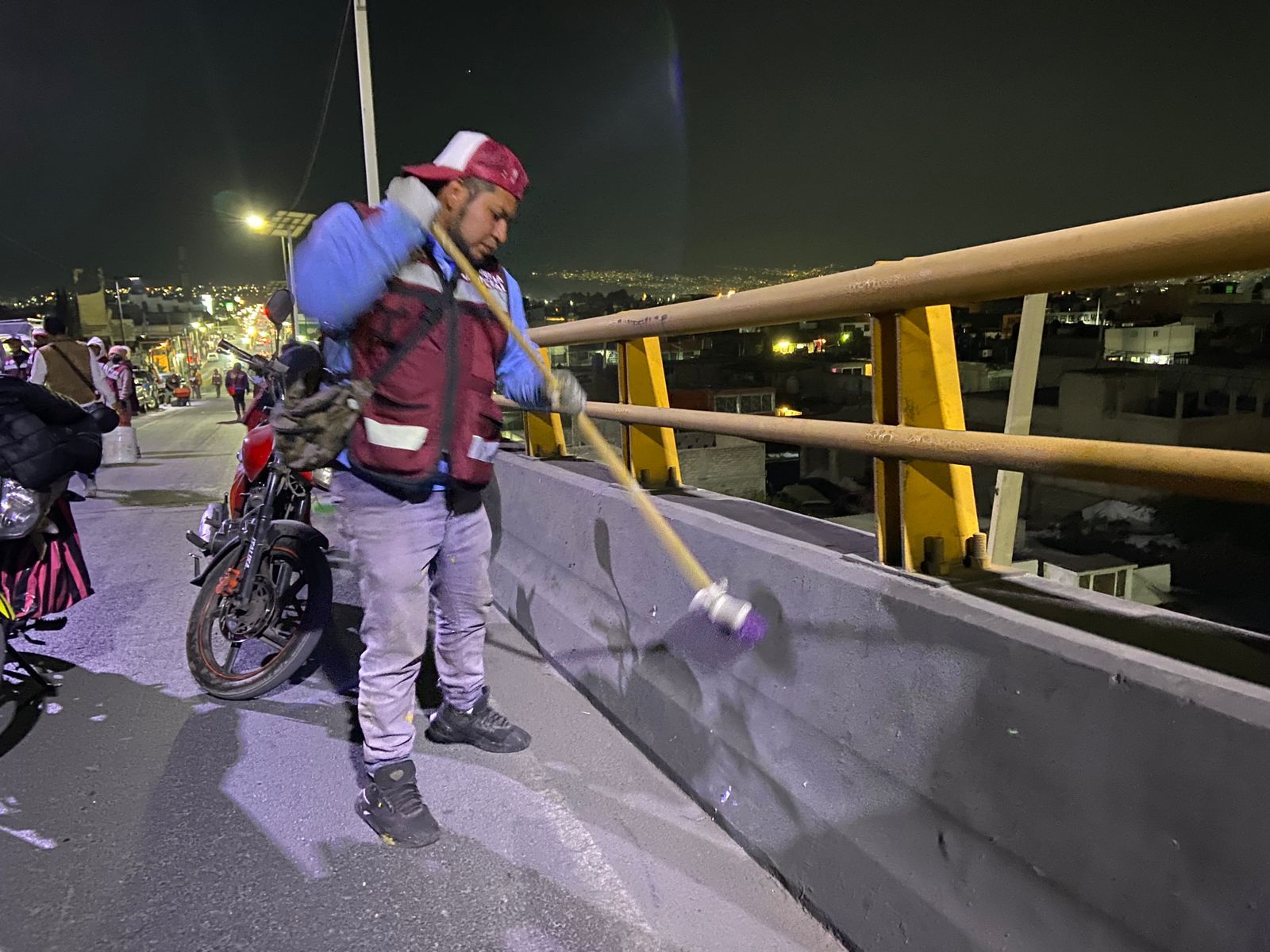 Dan mantenimiento a puente vehicular en la autopista México-Puebla