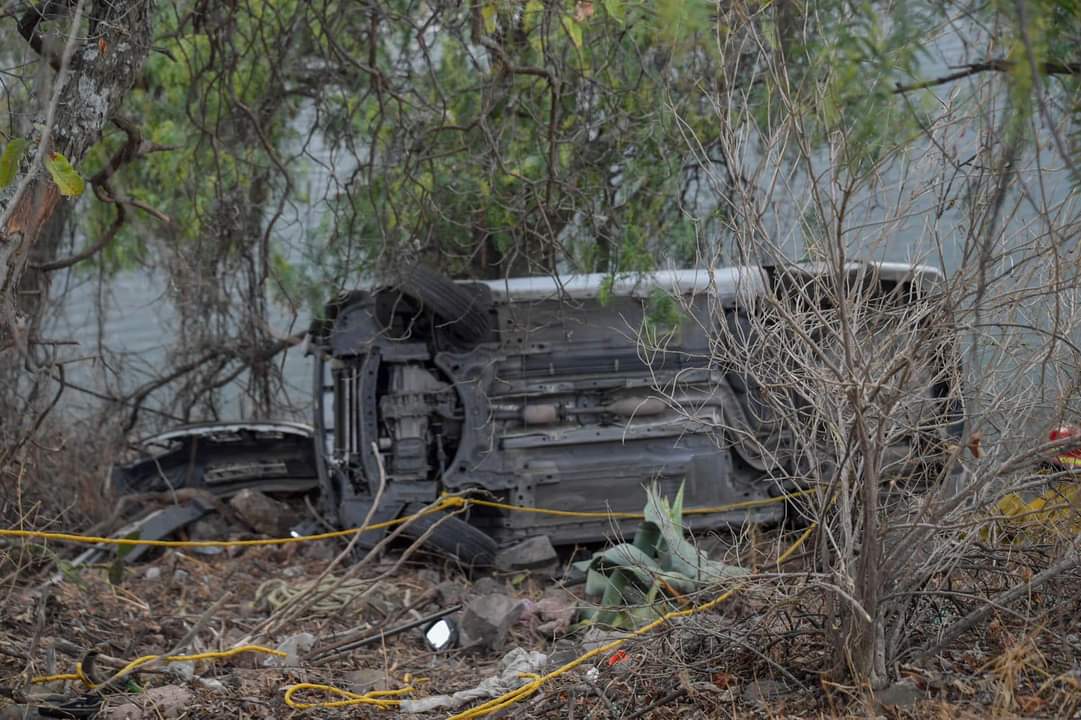 Vehículo cae a 10 metros de profundidad en la presa Madín, Atizapán