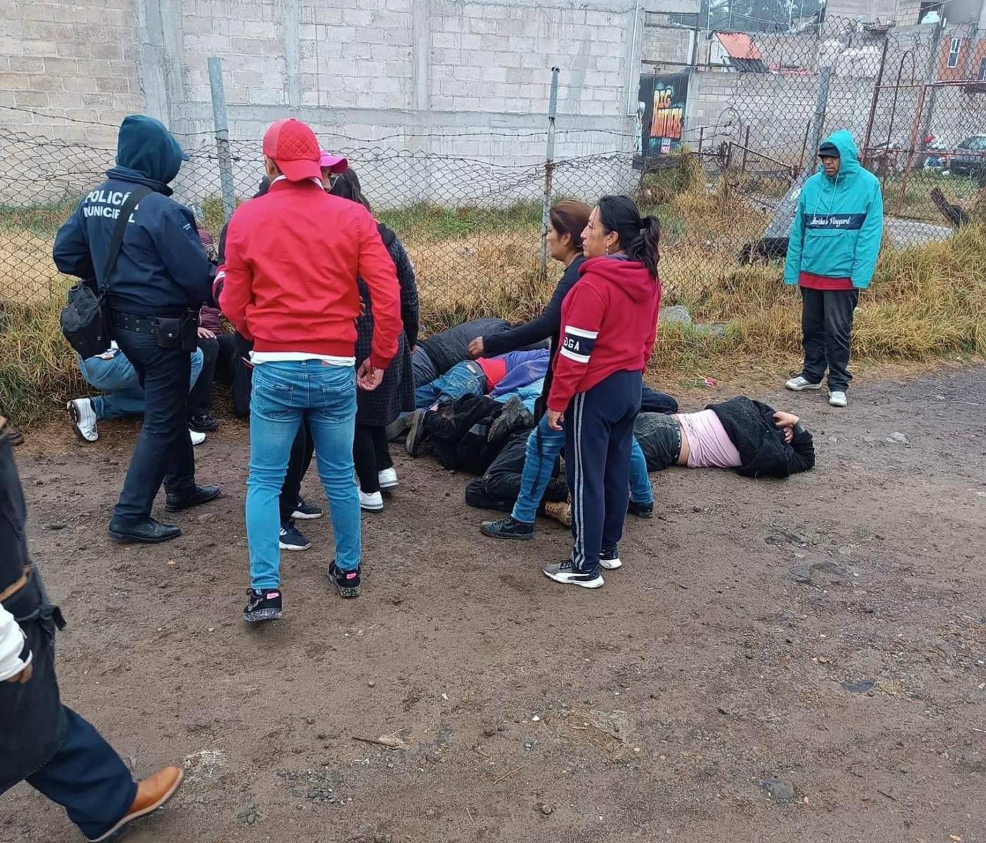 Comerciantes detienen a 21 personas señaladas como extorsionadores en Tianguistenco