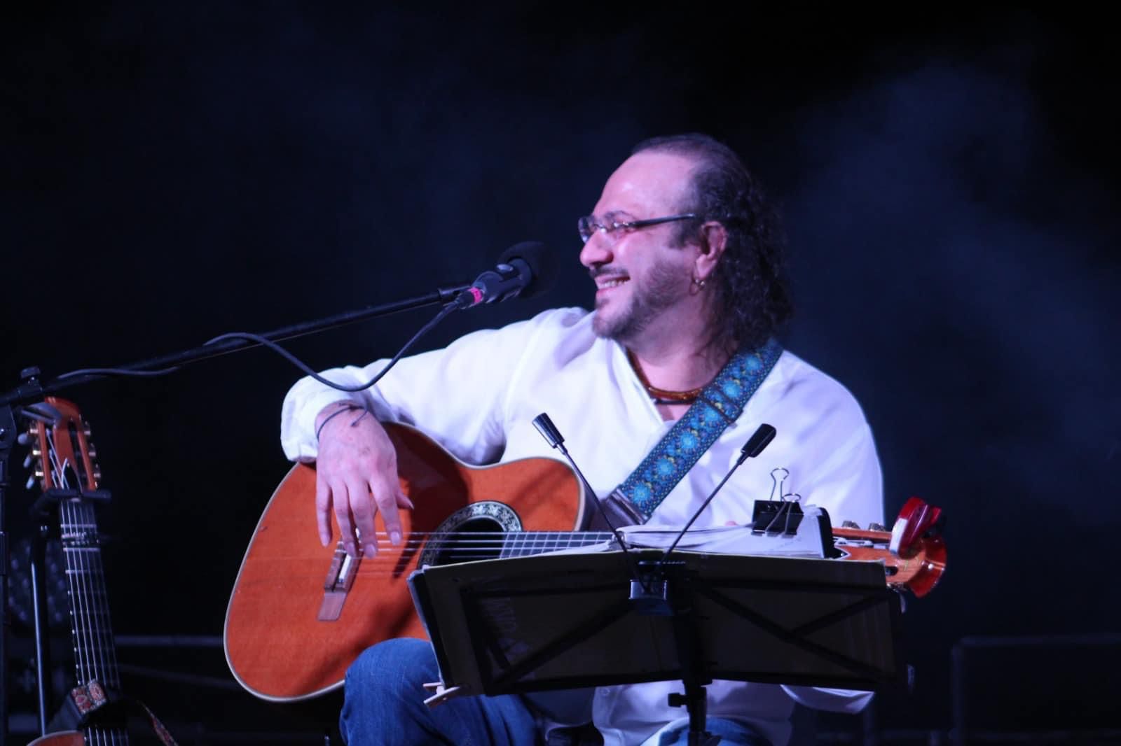 Fernando Delgadillo afina la guitarra para concierto en Toluca