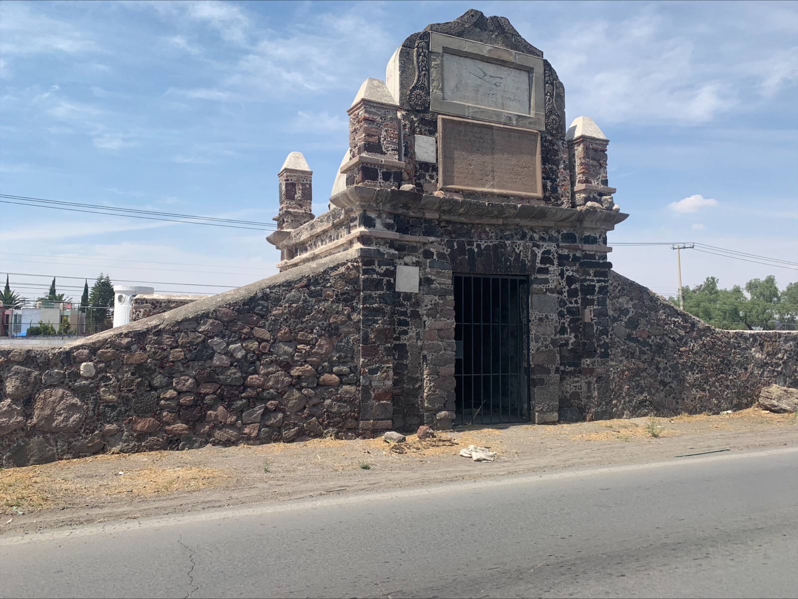 Albarradón queda inundado de viviendas e infraestructura vial