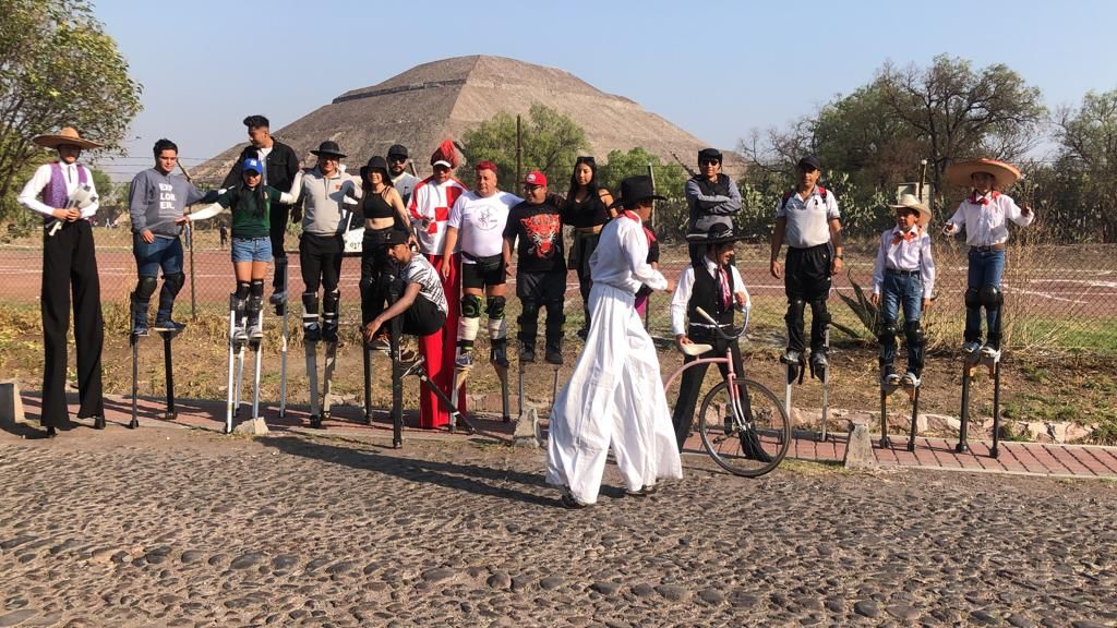 Zanqueros arman caminata en la zona arqueológica de Teotihuacán