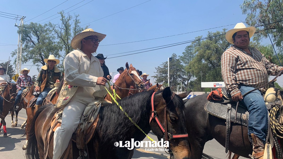 Cabalgata mexiquense en Teotihuacán para conmemorar a Emiliano Zapata