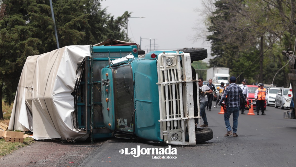 Video: Camión se voltea en Paseo Tollocan