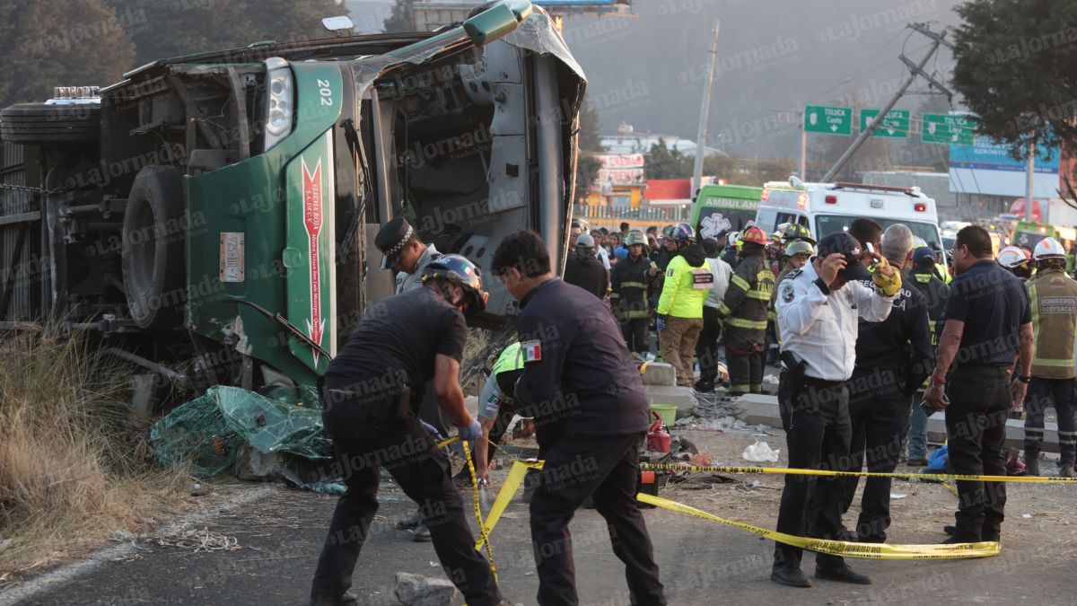 Graves, víctimas de volcadura en la México-Toluca