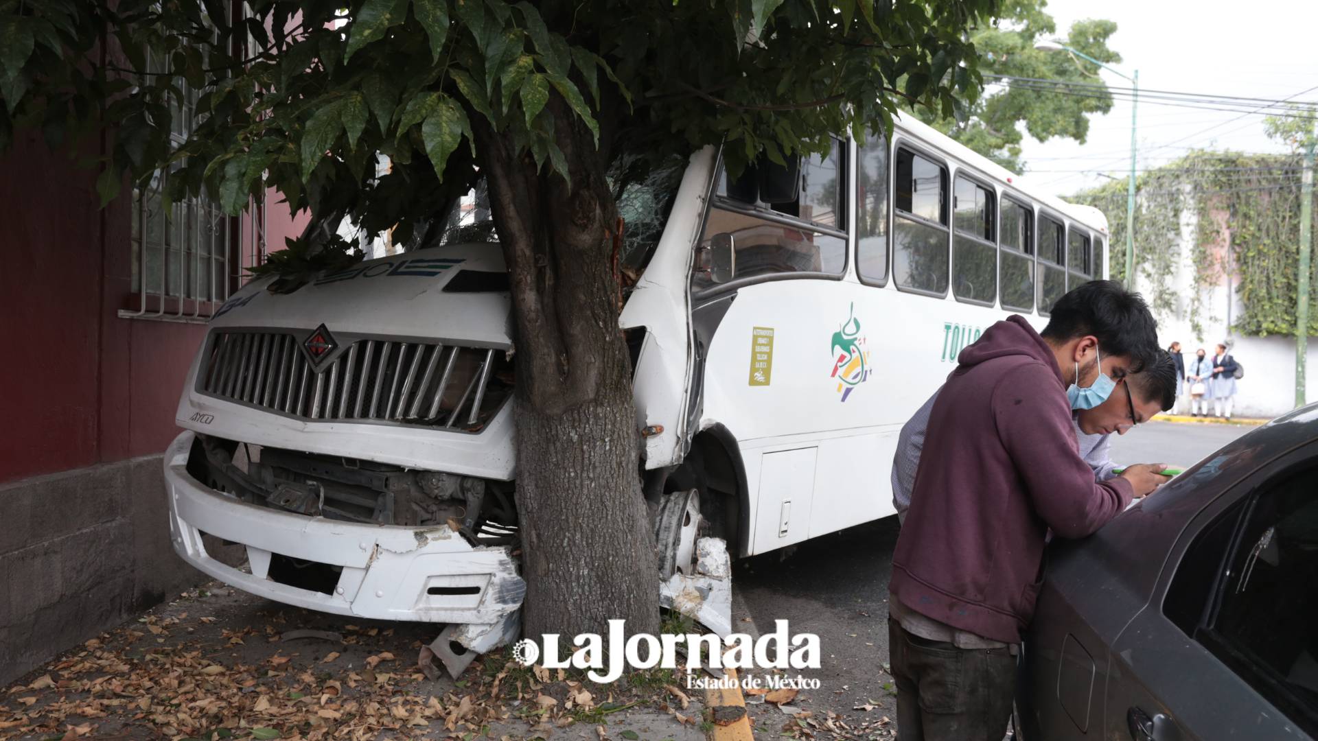 Video: Choque de autobús en Toluca deja varios heridos