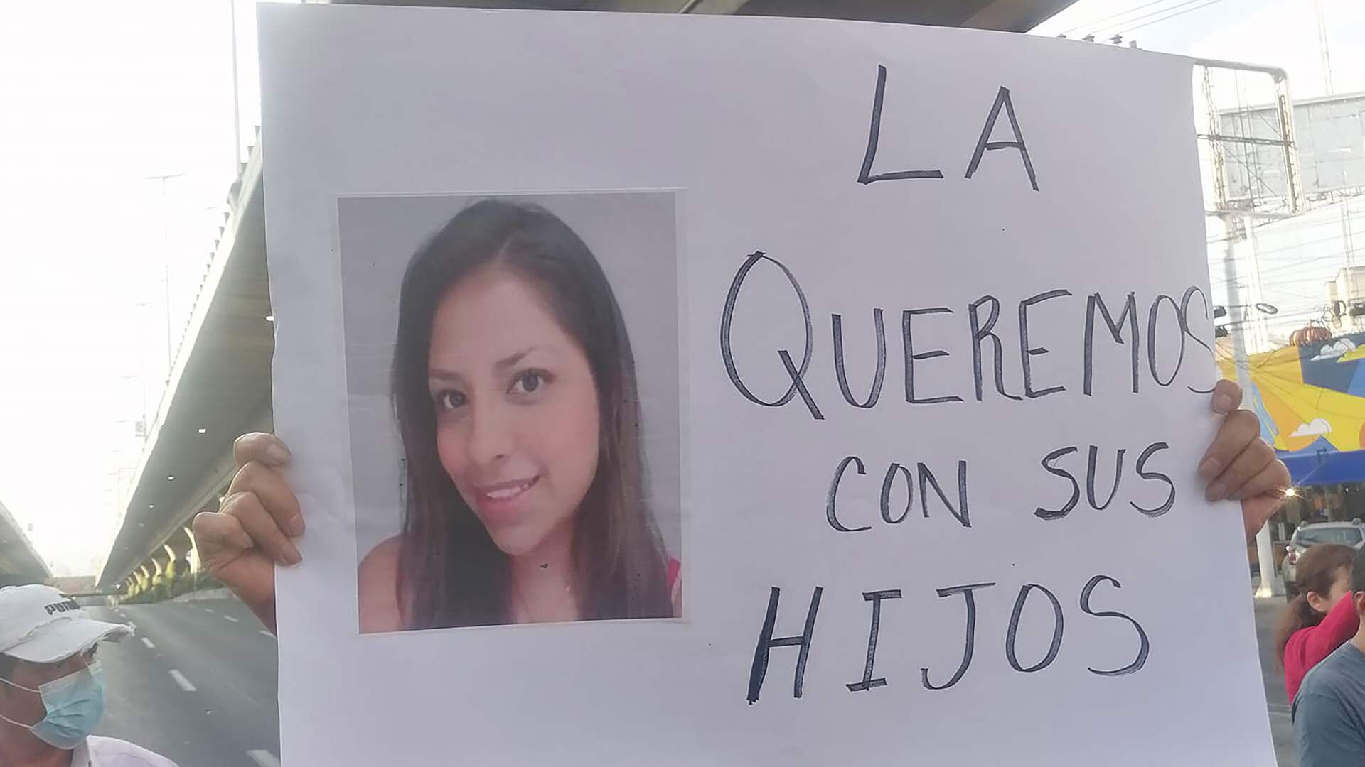 Familiares de Diana Peña bloquean Periférico para exigir su localización