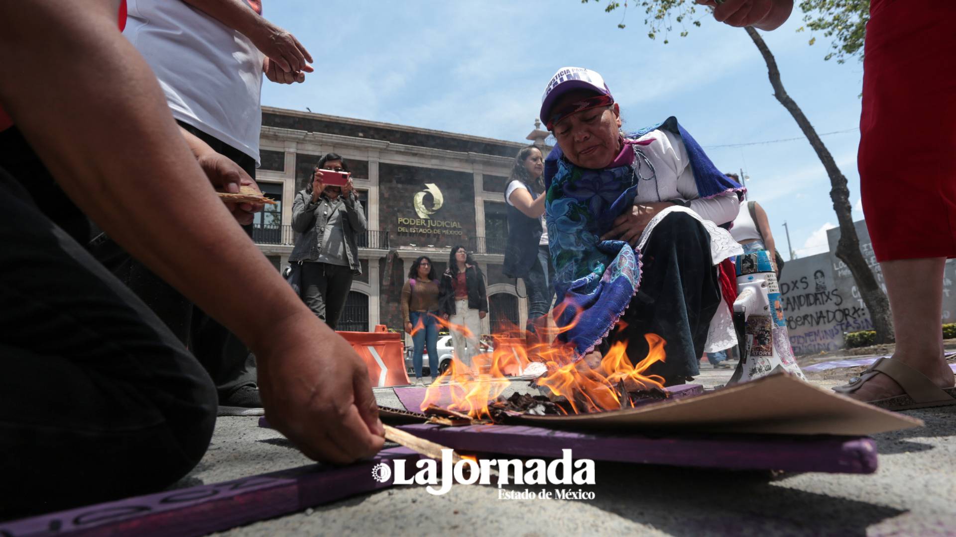 Video: Familiares víctimas de feminicidio realizan viacrucis simbólico en Toluca