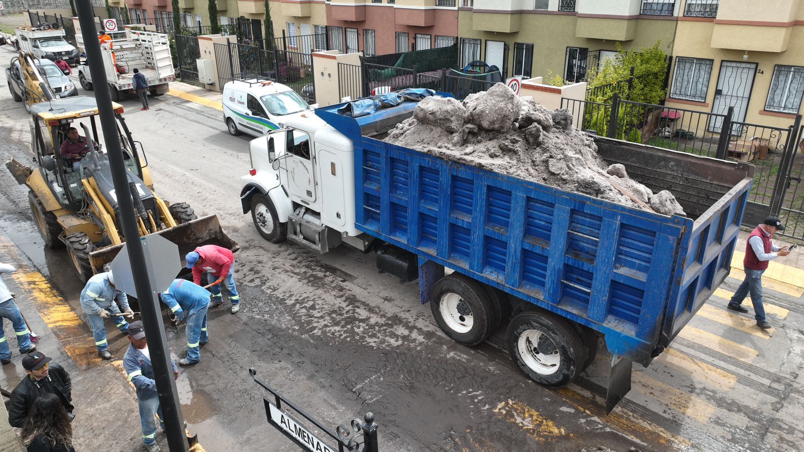 Más de 60 toneladas de tierra y lodo son retiradas tras granizada en Tecámac