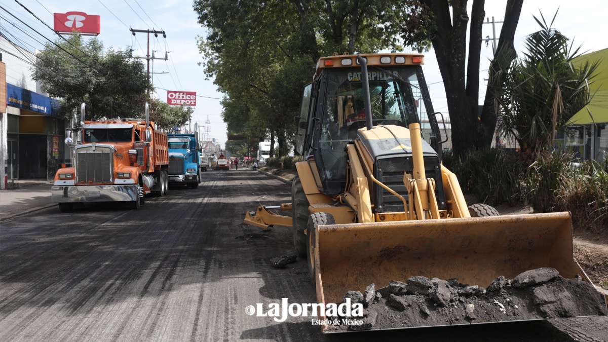 Caos vial por obras en Isidro Fabela en Toluca