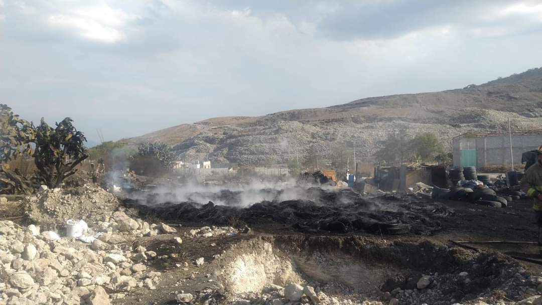 Personas quemaron llantas en un terreno cercano al tiradero de Tepotzotlán