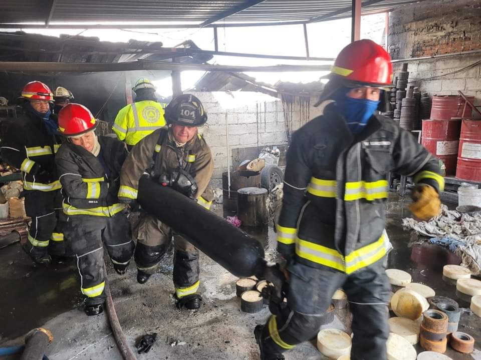 Protección Civil de Tlalnepantla logró sofocar un incendio en un taller