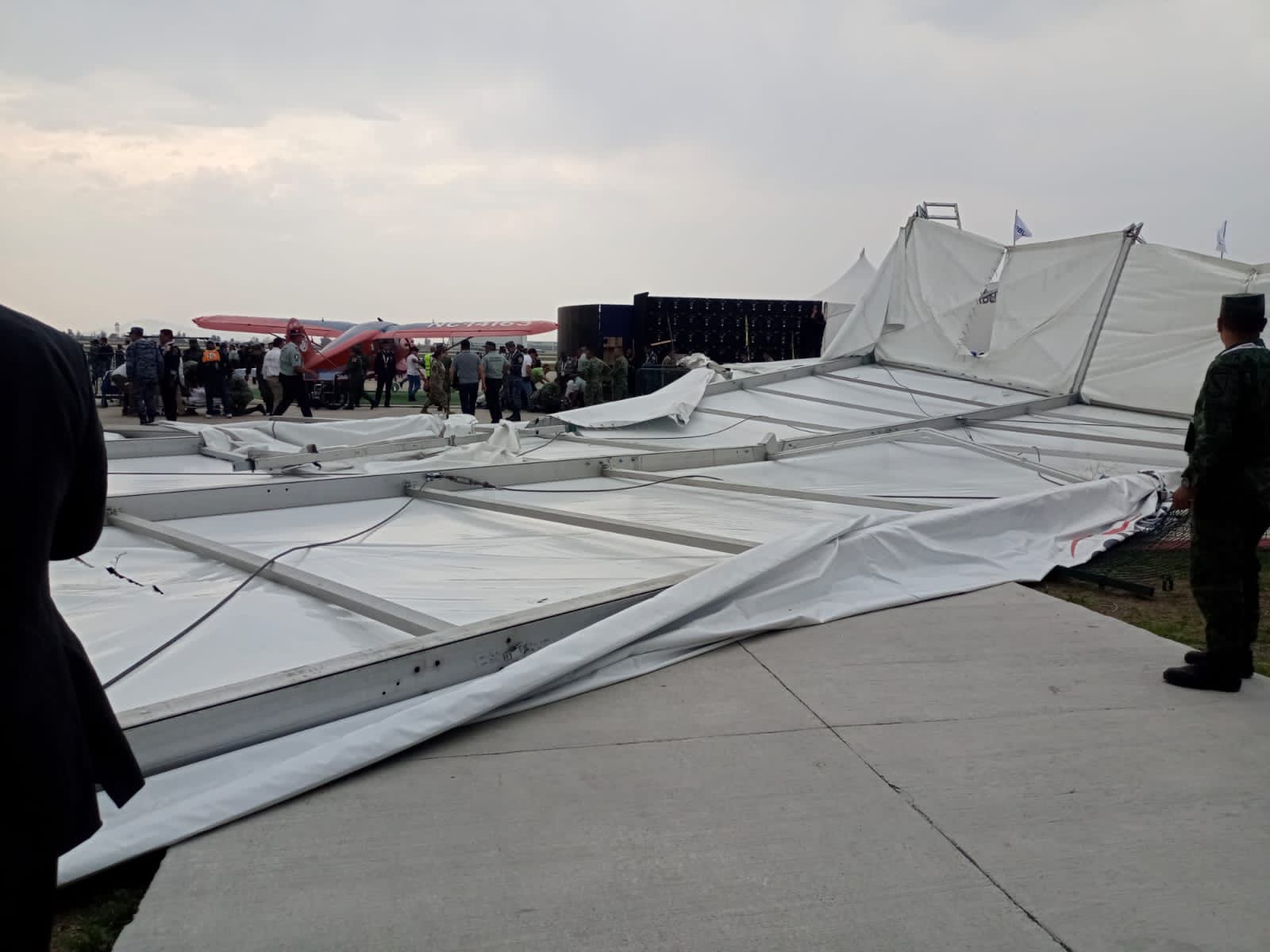 Video: Ráfagas vuelcan estructura de Feria Aeroespacial en Santa Lucía; hay varios heridos