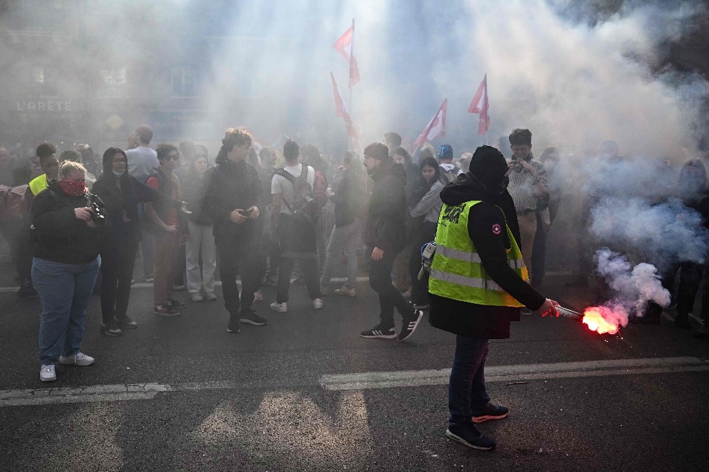 A pesar de protestas, validan reforma de pensiones de Macron