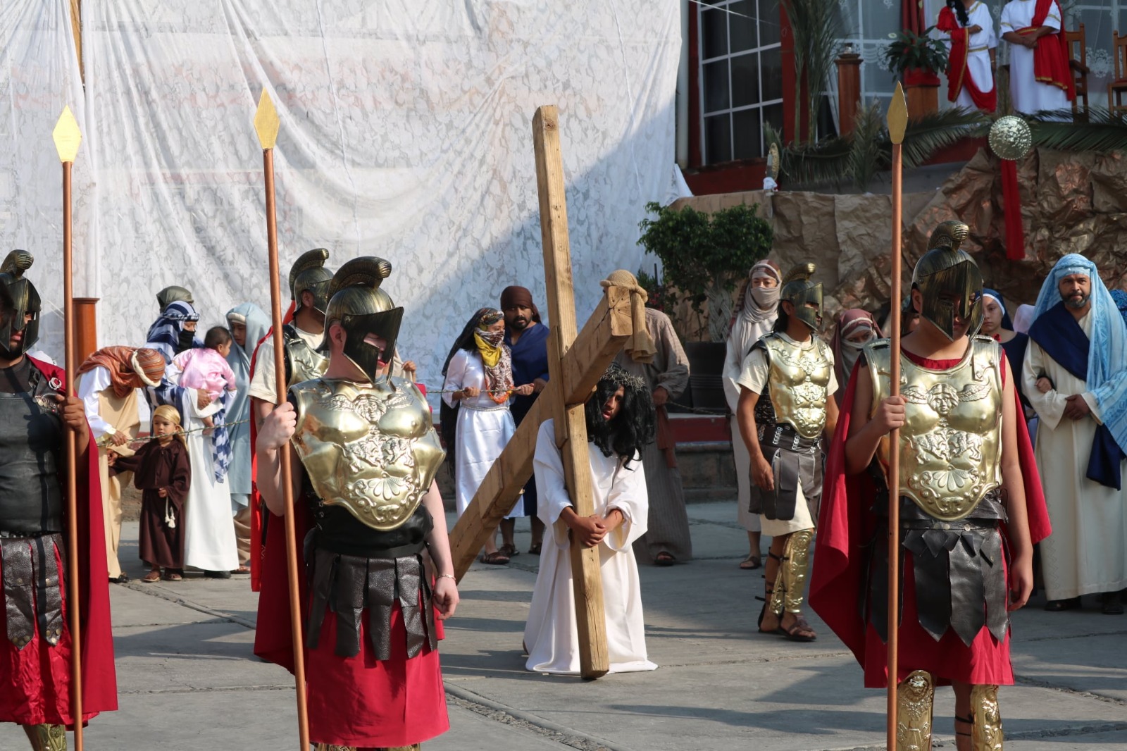 Iglesia católica realiza el viacrucis de la pasión y muerte de Jesús