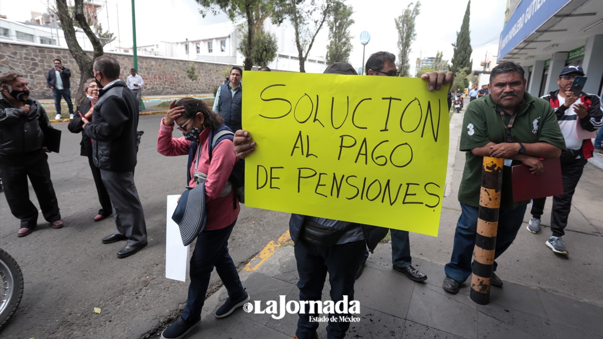 Video: Jubilados del Issemym bloquean calles de Toluca